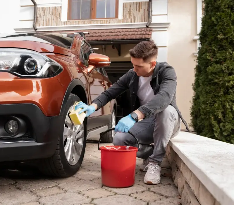 Lavage auto à domicile Menetou-Râtel : professionnel intervenant sur un véhicule